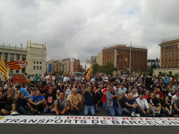 Empleados Del Transporte Público Manifestándose En Barcelona