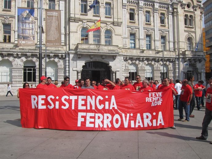 Concentración de los trabajadores de Feve, Renfe y Adif