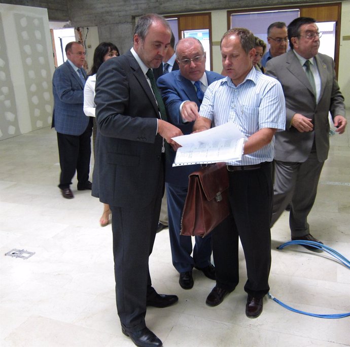 Jorge Cabré (izquierda) visita las obras del registro civil de Alicante
