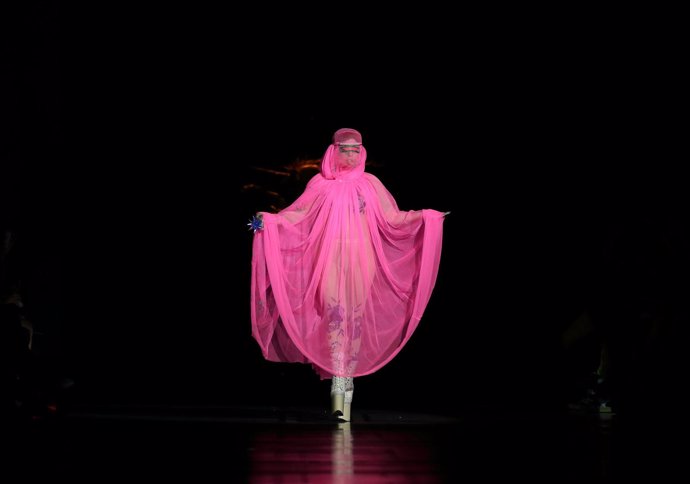 Lady Gaga desfila para Philip Treacy en la Semana de la Moda de Londres 