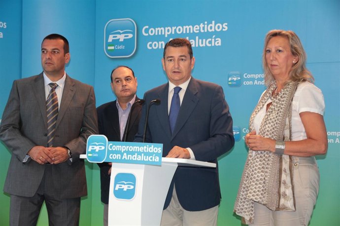 Antonio Sanz (Centro) Junto A Parlamentarios Del PP