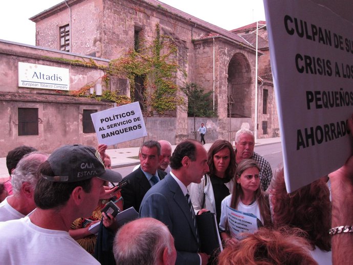 Diego con los afectados por preferentes en el Parlamento