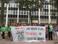 Cerca de un centenar de personas se concentran para reclamar a Educación una oposición para las técnicos de dos años