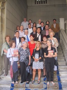 La presidenta de la Diputación, Isabel Carrasco, junto a los 11 participantes