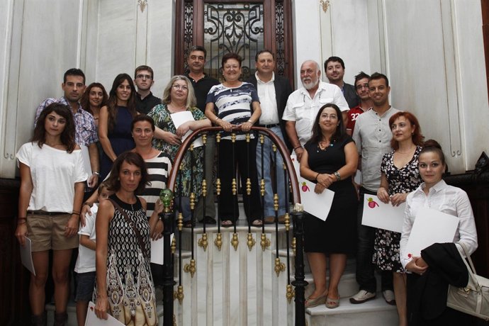 Luisa Pastor rodeada de los beneficiarios de las becas