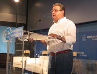 Zoido considera "desafortunadas" las declaraciones de Chamizo sobre que las actuaciones del SAT no son reprobables