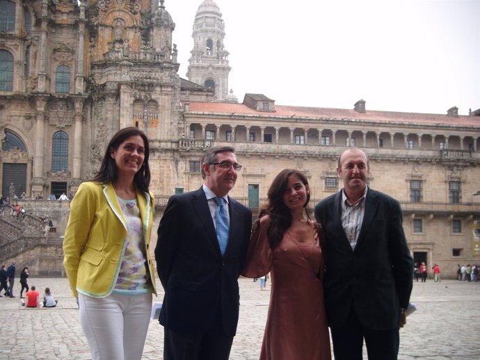 El alcalde de Santiago, Ángel Currás, la edil Paula Prado y Blanca Marsillach