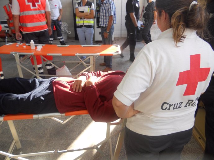 Personal De Cruz Roja Atiende A Un Los Inmigrantes De La Patera De Santa Pola