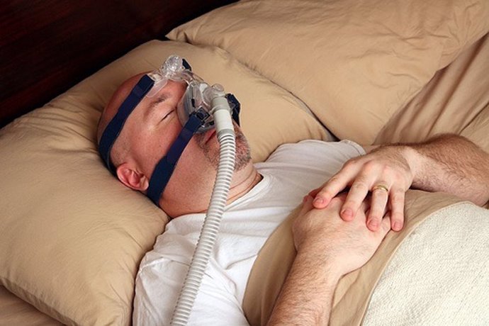 Un Paciente Con Apnea Del Sueño Descansa En Su Cama