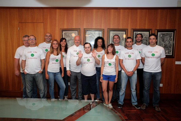 Melchior (C) Con Miembros De La Asociación