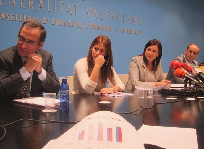 La Consellera Català Y Miembros Des U Equipo Presentan La Evaluac Ión