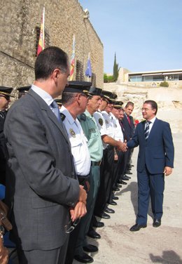 Serafín Castellano saluda a las autoridades en el Castillo de Santa Bárbara