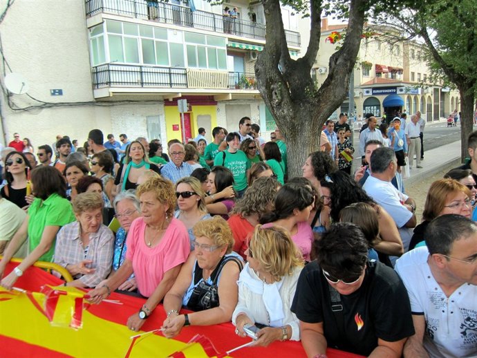 Manifestantes en la inauguración oficial del curso