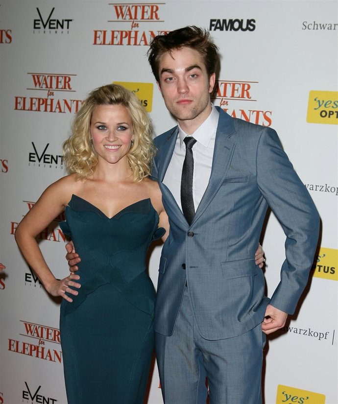 Posado de Reese Witherspoon y Robert Pattinson sobre la alfombra roja 