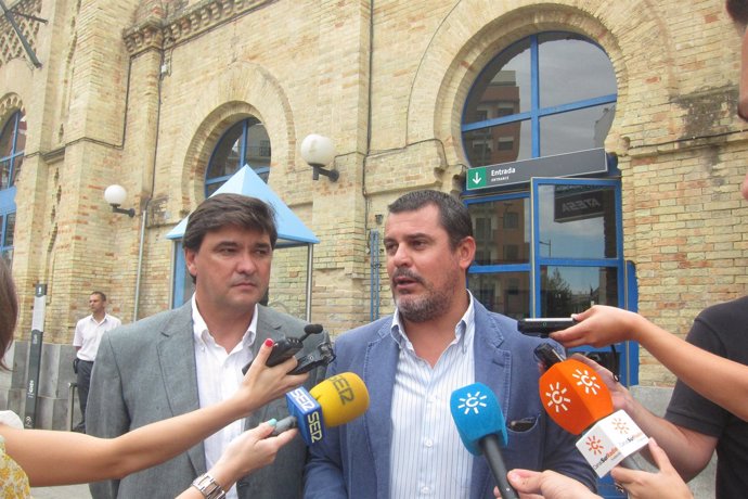 El secretario de Organización del PSOE de Huelva, Jesús Ferrera, junto a Gabriel