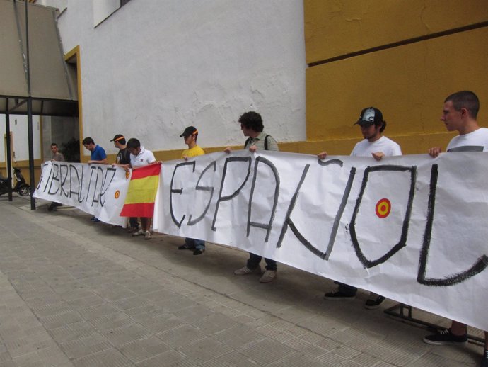 Personas Pidiendo 'Gibraltar, Español'.