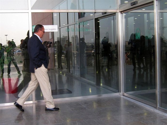 Julián Muñoz entrando en la Ciudad de la Justicia de Málaga
