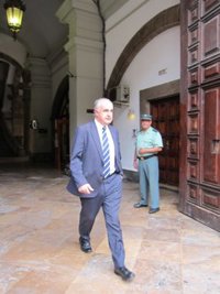 Blasco defiende la legalidad de la contratación del 'stand' de Fitur