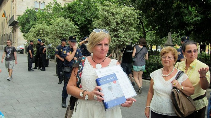 Portavoz De Covite, Consuelo Ordóñez, Muestra El Libro 'Vidas Rotas'