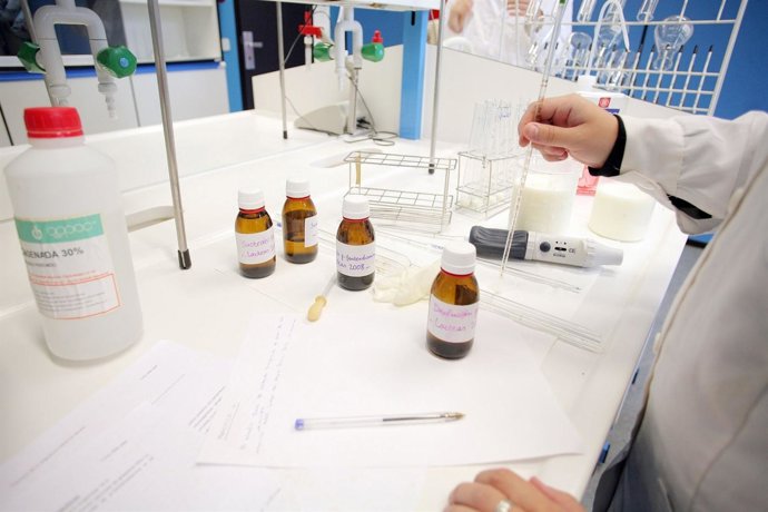 Investigador trabajando en el laboratorio de alimentos