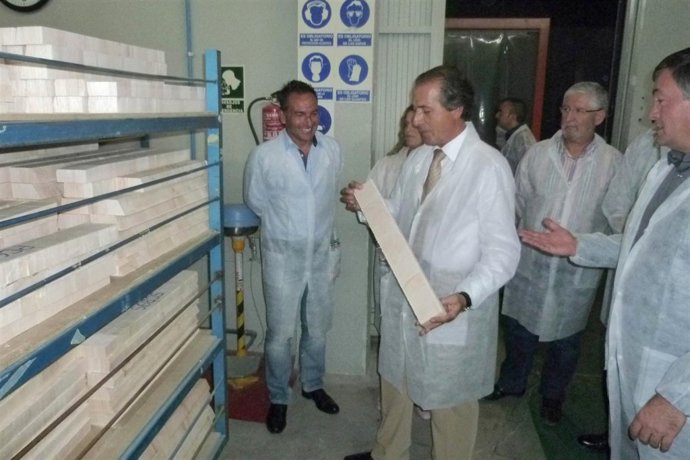 Miguel Zaragoza en su visita a una de las fábricas