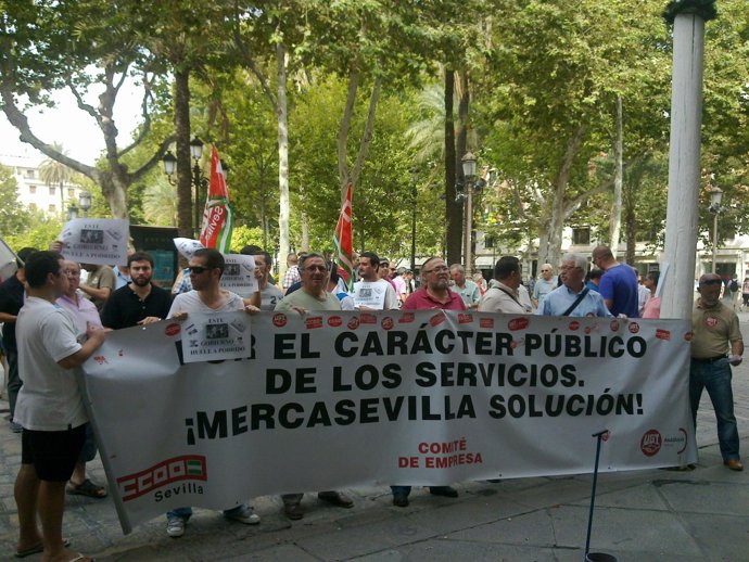 Protesta de los trabajadores de Mercasevilla.