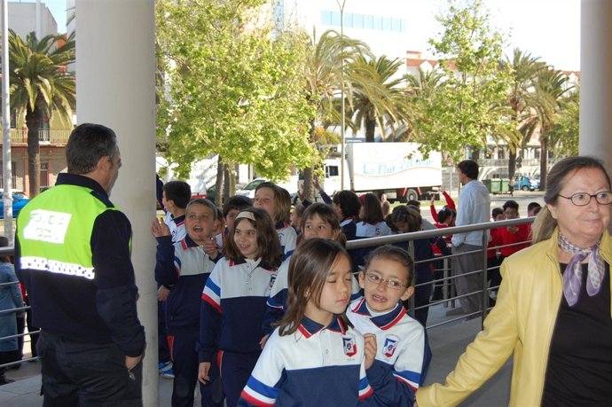 Niños Onubenses A La Entrada Del Colegio. 