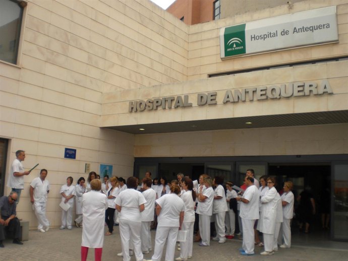 Sanitarios concentrándose en protesta por los recortes en Antequera (Málaga)