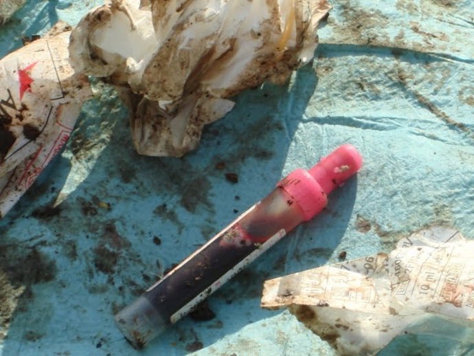 Residuos sanitarios en un vertedero de Rubí