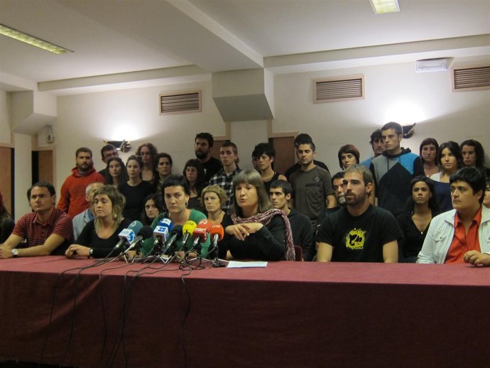 Maribi Ugarteburu Junto A Militantes De La IA.