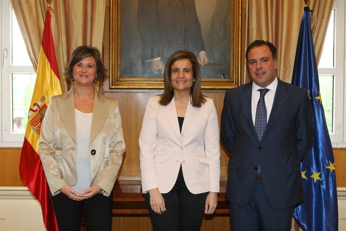 La Ministra De Empleo, Fátima Báñez, Junto Al Teniente Alcalde De San Juan.