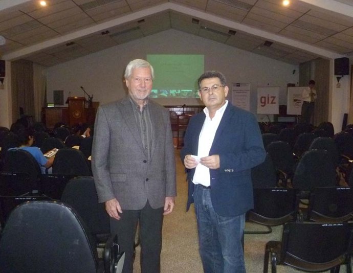 Juan Roldán, junto al profesor Gemot Monke