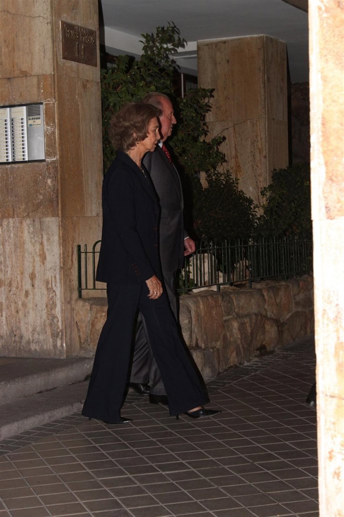 Los Reyes de España acuden a dar el pesame a familiares de Santiago Carrillo