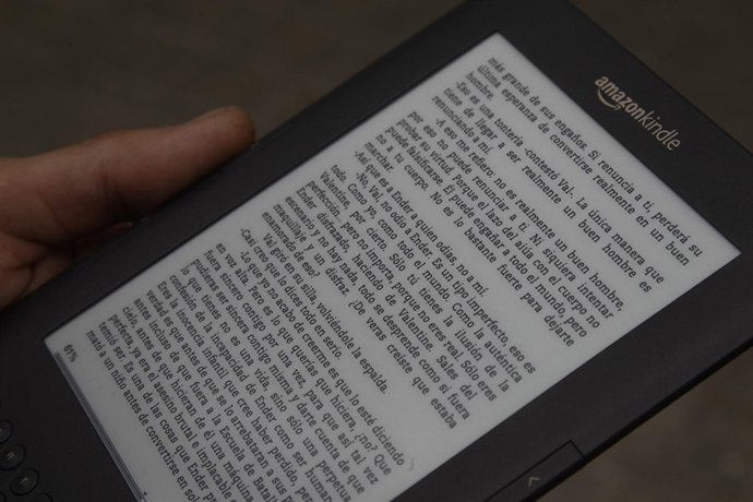 Un Hombre Lee En Un Ebook