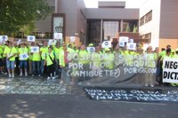 Cerca de 70 trabajadores de carretera de C-LM se concentran en Fomento para pedir soluciones a sus condiciones laborales