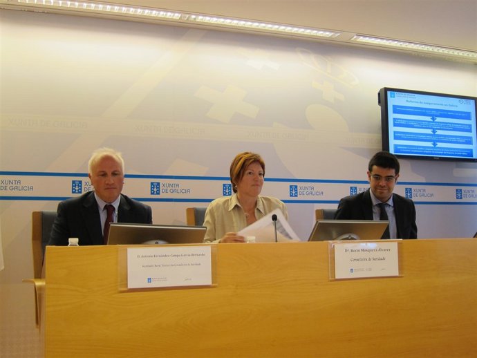Rueda de prensa de la conselleira de Sanidade (centro).