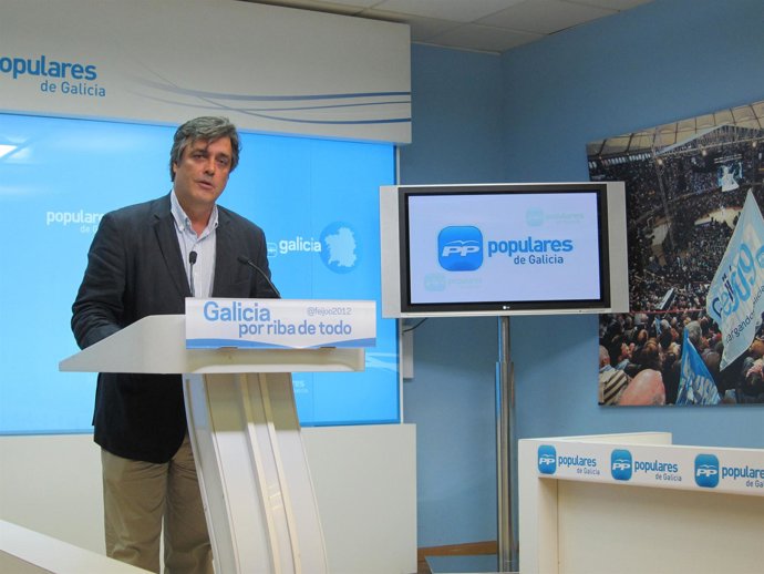 El coordinador del programa electoral del PPdeG, Pedro Puy, en rueda de prensa