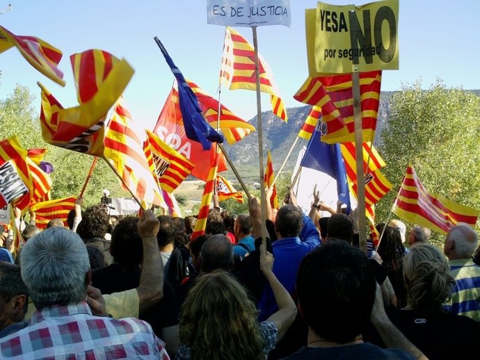 Vecinos de Artieda impiden el acceso de funcionarios de la CHE al municipio