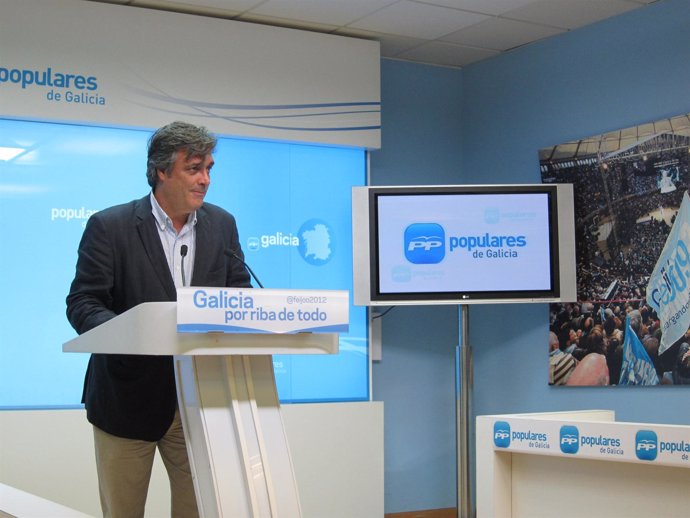 El coordinador del programa electoral del PPdeG, Pedro Puy, en rueda de prensa