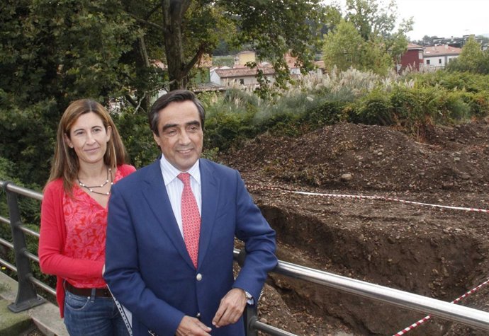 Vertido junto al Puente de los Italianos en Barreda