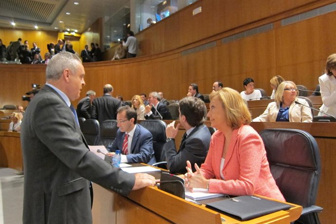 Rudi habla con Boné, en el hemiciclo