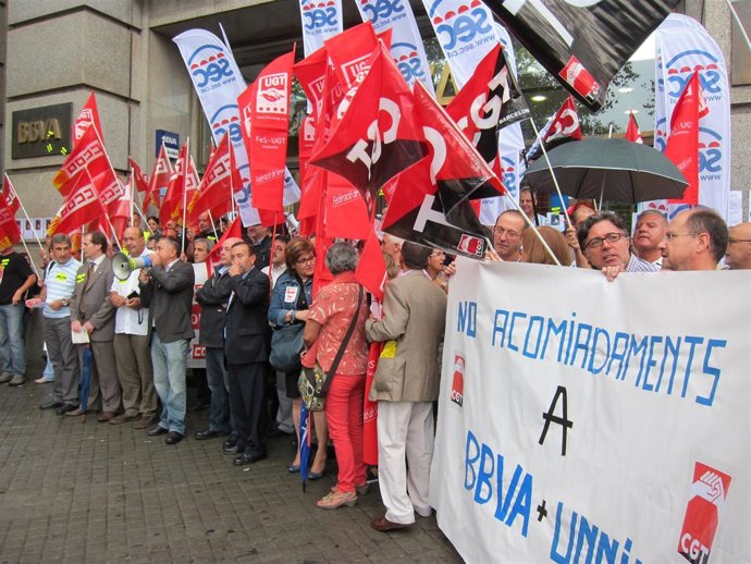 Concentración en BBVA de Barcelona contra despidos en Unnim