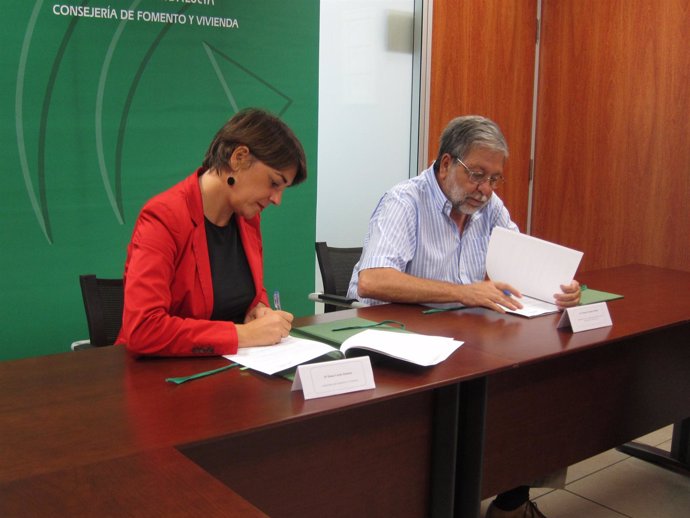 Elena Cortes Y Francisco Toscano Firman El Acuerdo, Hoy En Sevilla.