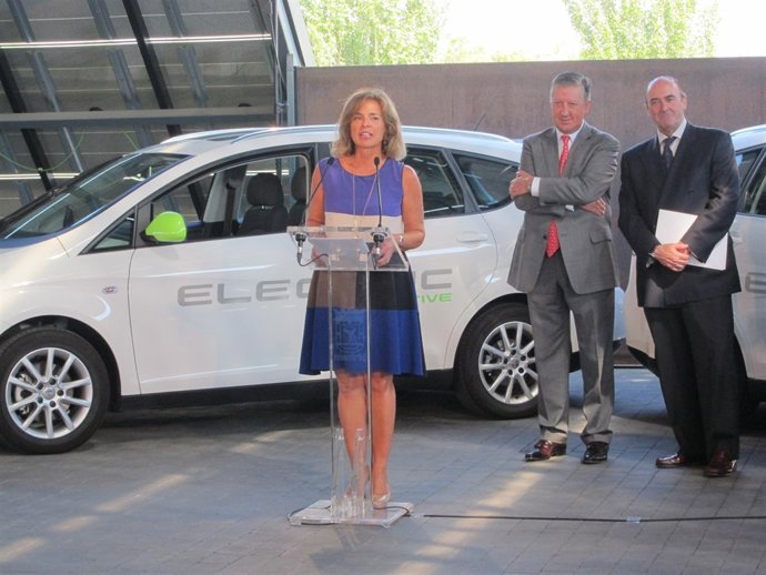 La alcaldesa de Madrid, Ana Botella, y el vicepresidente de SEAT Ramón Paredes.