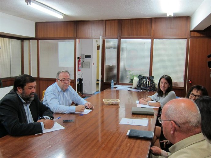 Xosé Sánchez Bugallo y Francisco Caamaño (PSOE) con UGT y CC.OO. De Santiago
