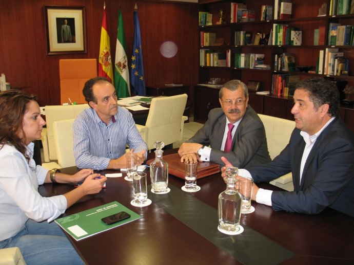 Vicente Serrano, presidente de OPC España, y el consejero de Turismo de la Junta