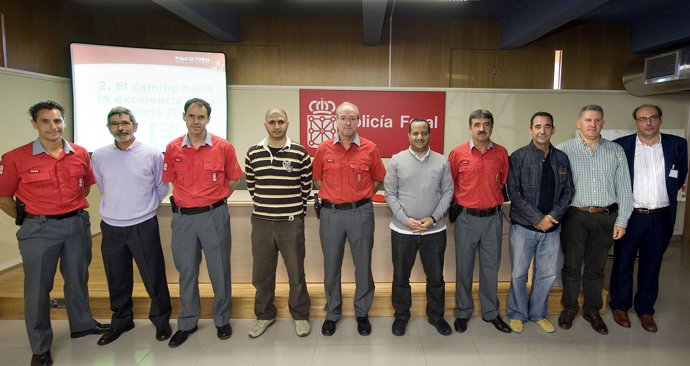 Gerardo Goñi rodeado de la delegación abudabí y otros participantes en la cita.