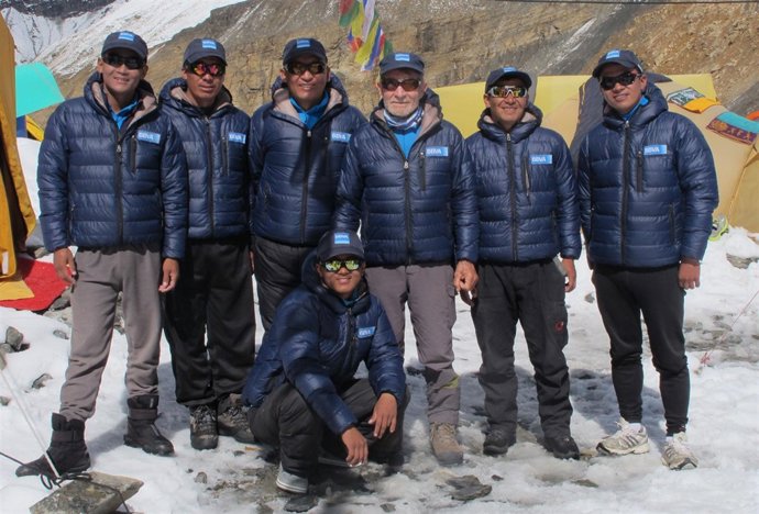 Carlos Soria, rodeado de los sherpas