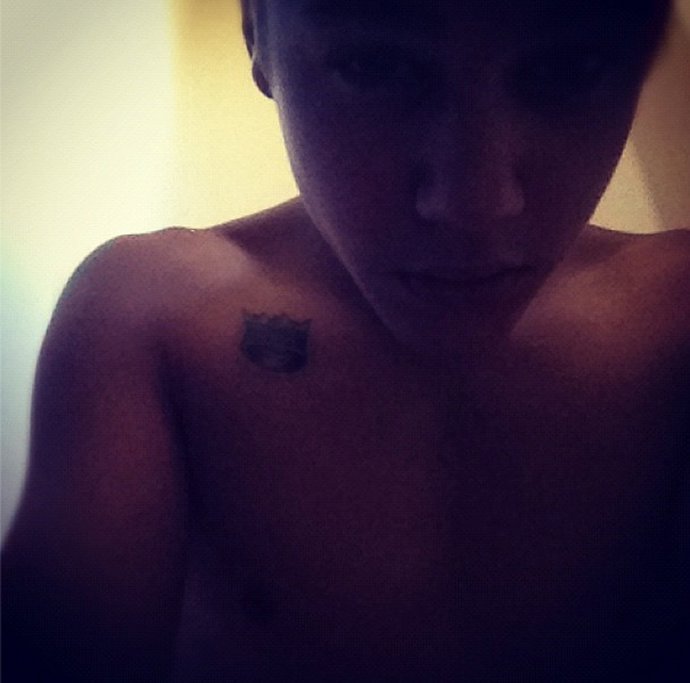 Justin Bieber se saca una foto sin camiseta 