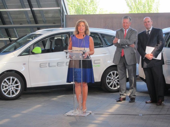 La alcaldesa de Madrid, Ana Botella, y el vicepresidente de SEAT Ramón Paredes.